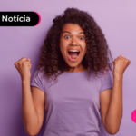 Pessoa com expressão feliz e comemorando.