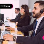 Atendente de telemarketing em seu ambiente de trabalho.