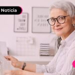 Idosa lendo notícia sobre maciça do INSS.