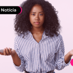 Pessoa com os dois braços levantados e expressão confusa.