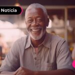 Pessoa idosa aposentada com expressão feliz por conta de mudança de salário dos aposentados.