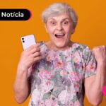 idosa comemorando