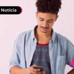 Pessoa segurando celular com expressão séria.