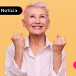 Pessoa idosa comemorando com expressão feliz.