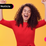 Pessoa com os braços para cima comemorando.