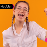 Estudante feliz com bônus de pé de meia para quem realizar os dois dias de Enem 2025.