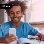 Estudante contente com plataforma do MEC que disponibiliza simulador para participantes do ENEM.