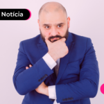 Pessoa de terno com a mão no queixo e expressão chateada.