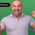 Pessoa comemorando com expressão feliz.