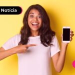 jovem feliz comemorando que saiu da malha fina novembro