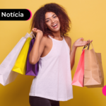 Mulher segurando várias sacolas.