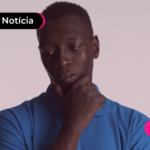 Pessoa com mão no queixo e expressão de dúvida.