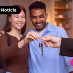 Casal recebendo chave de casa com expressão feliz.