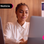 Pessoa em escritório olhando para computador.