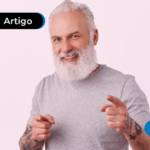Idoso feliz com reajuste de aposentadoria por tempo de contribuição.