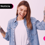 Mulher comemorando com expressão feliz.