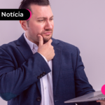 Pessoa olhando para computador com expressão confusa.