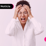 Mulher com a mão na cabeça e expressão de desespero.