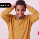Homem com expressão de desespero apoiando as mãos na cabeça.