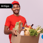 Homem segurando uma cesta básica itens