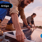 técnicos mexendo em placas solares pra mostrar como funciona a energia solar residencial