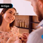 Casal pensando na melhor forma de pedir dinheiro em casamento.