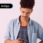 Mulher com celular fazendo consulta cesta básica pelo CPF