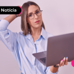 Mulher olhando para notebook com expressão confusa