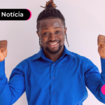 Homem comemorando com expressão feliz.