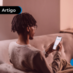 Jovem vendo como declarar imposto de renda sobre apostas online