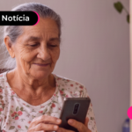 Mulher idosa olhando para celular.