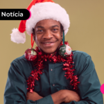 Homem sorrindo com gorro natalino na cabeça.