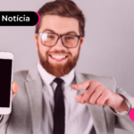 Homem utilizando BC Protege+ no celular