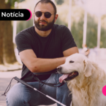 Pessoa portadora de deficiência visual com seu cão guia.