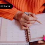 Pessoa lendo calendário do abono salarial 2026.