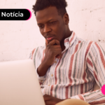 Homem descobrindo que concurso do IBGE foi prorrogado