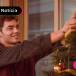 Homem montando árvore de natal feliz.