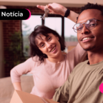 Casal segurando chave de casa.