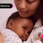 Pessoa abraçando bebê.