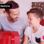 Pai dando um presente de natal para seu filho criança.