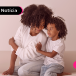 Pessoa com criança com expressões felizes.