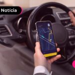 Motorista de aplicativo trabalhando.