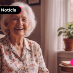 Idosa aposentada contente com aumento salarial.
