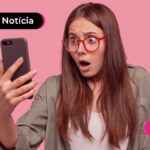 Pessoa com expressão surpresa olhando para celular.