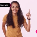 Pessoa feliz apontando para cima com a notícia do saque calamidade FGTS liberado