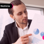 Homem analisando a taxa selic
