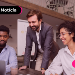 Pessoas de terno em escritório com expressões felizes.