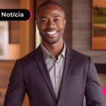Homem de terno sorrindo.