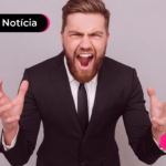 Homem de terno irritado.