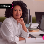 Mulher em escritório sorrindo.